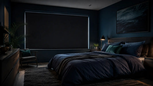 Chambre sombre avec store occultant bloquant la lumière du jour pour mieux dormir