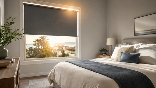 Chambre fraîche en été avec store occultant thermique bloquant le soleil