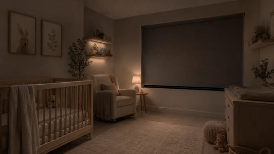 Chambre de bébé occultée avec un store occultant pour favoriser le sommeil
