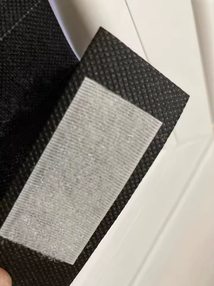 Détail des pinces et bandes adhésives pour fixer un store plissé occultant sans perçage