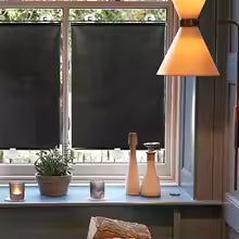 Store occultant portable noir fixé par ventouses sur une fenêtre pour bloquer la lumière sans perçage