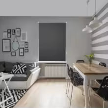 Store enrouleur occultant coloris anthracite dans un salon