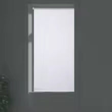 Store enrouleur occultant coloris blanc posé sur une fenêtre
