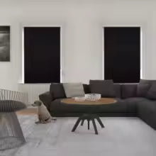 Store enrouleur occultant installé sur une fenêtre de chambre pour créer une pièce plus sombre