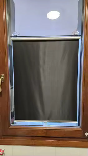 Face argentée réfléchissante d’un store occultant thermique pour limiter la chaleur et la lumière directe