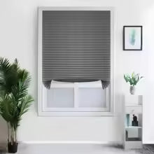 Store plissé occultant sans perçage coloris gris installé sur une fenêtre